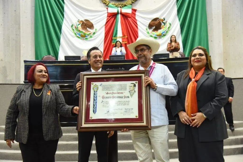Imagen Recibe la Medalla “Adolfo Ruiz Cortines” 2023 al músico y promotor del son jarocho Gilberto Gutiérrez Silva