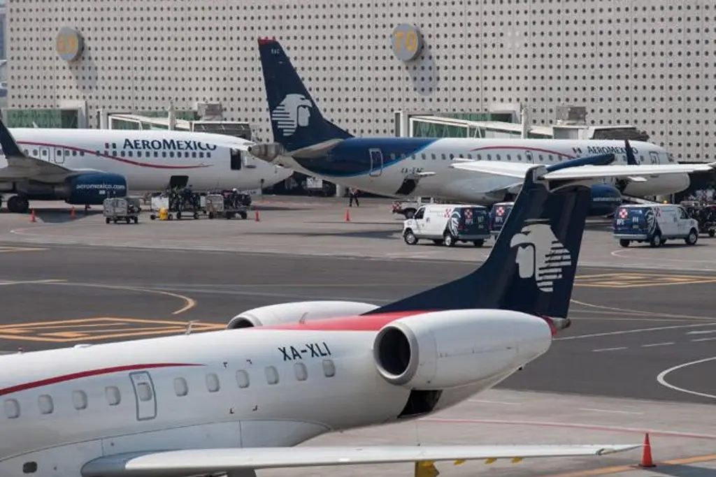 Imagen Pasajero abre puerta de avión tras varias horas encerrados en el AICM