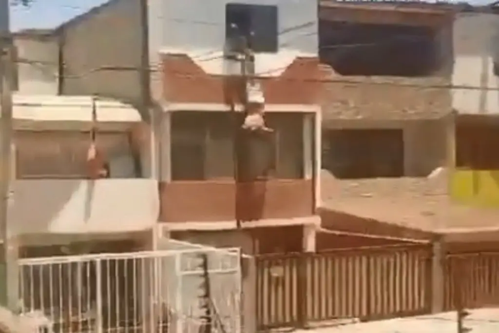 Imagen Lanza al amante de su esposa desde segundo piso al encontrarlos juntos (+Video)
