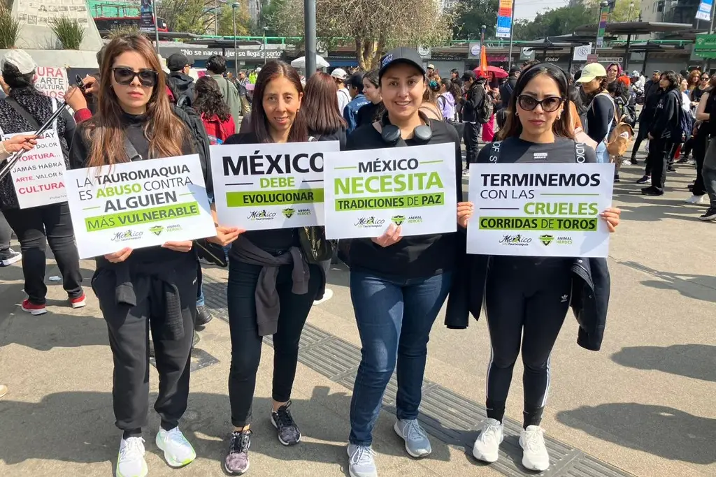 Imagen Activistas protestan en la Plaza México contra corridas de toros