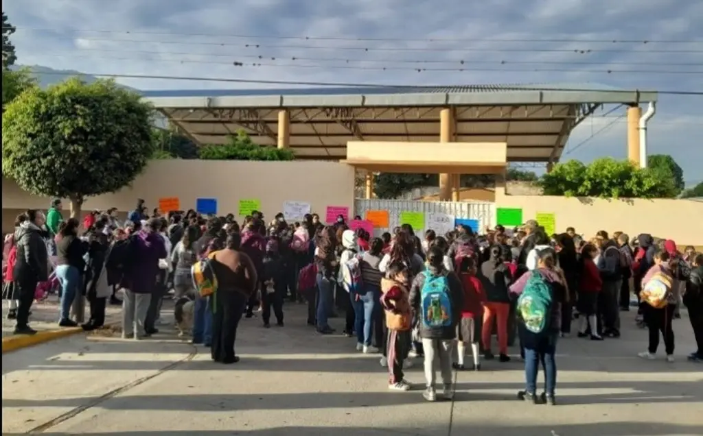 Imagen Exigen destitución de subdirector de escuela en Acultzingo, Veracruz; esta es la razón 