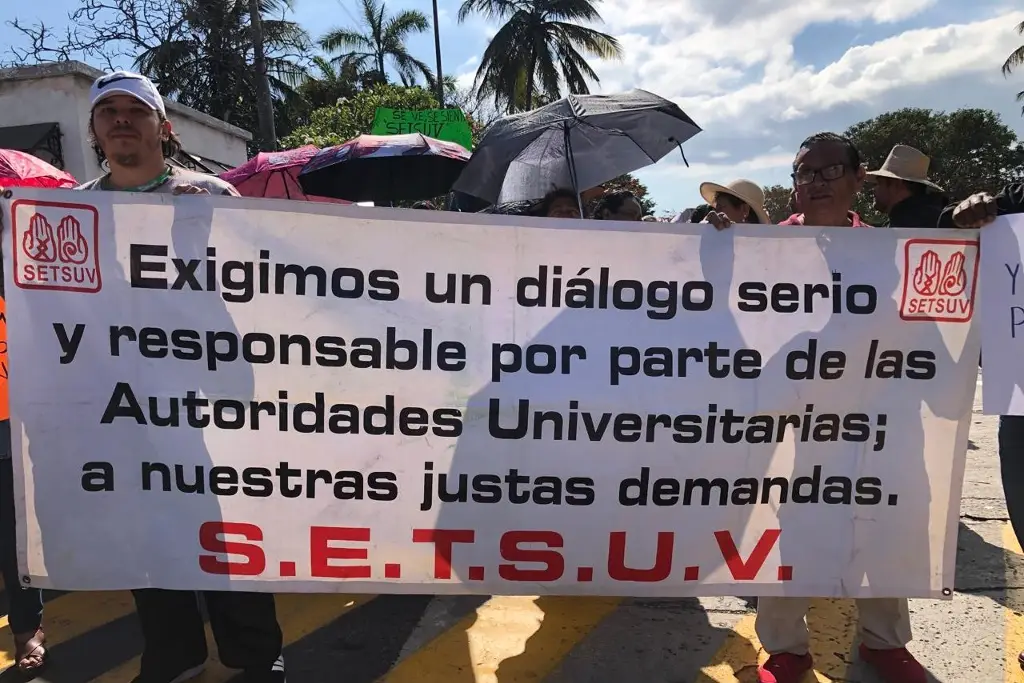 Imagen Por segunda ocasión, trabajadores de la UV marchan y exigen incremento al salario 