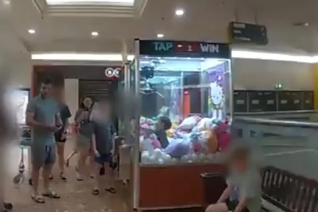Imagen Niño queda atrapado en una máquina de peluches (+video)