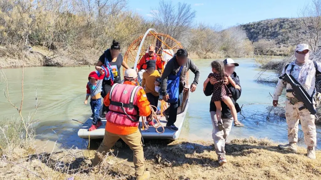 Imagen Rescatan a 73 migrantes en peligro en el Río Bravo y localizan a tres muertos