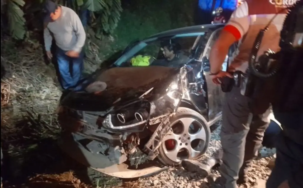 Imagen Tren arrolla a carro particular tras intentarle ganar el paso; hay 4 heridos 