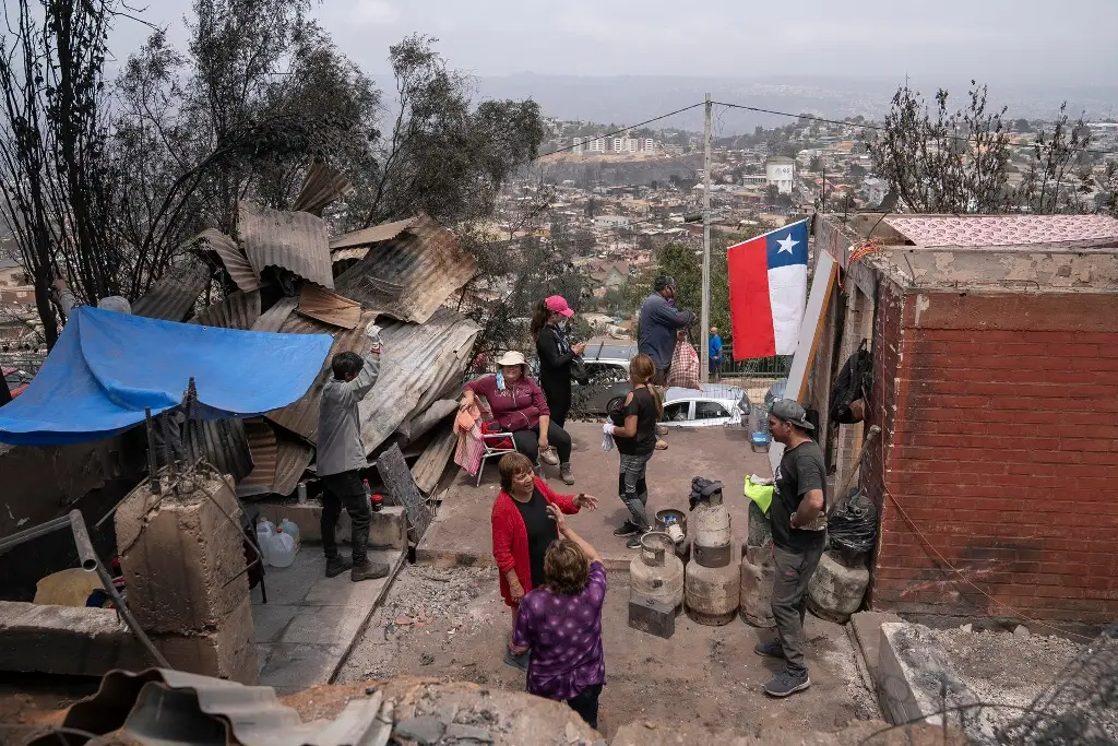 Imagen Suben a 112 los muertos en devastadores incendios de Valparaíso, Chile