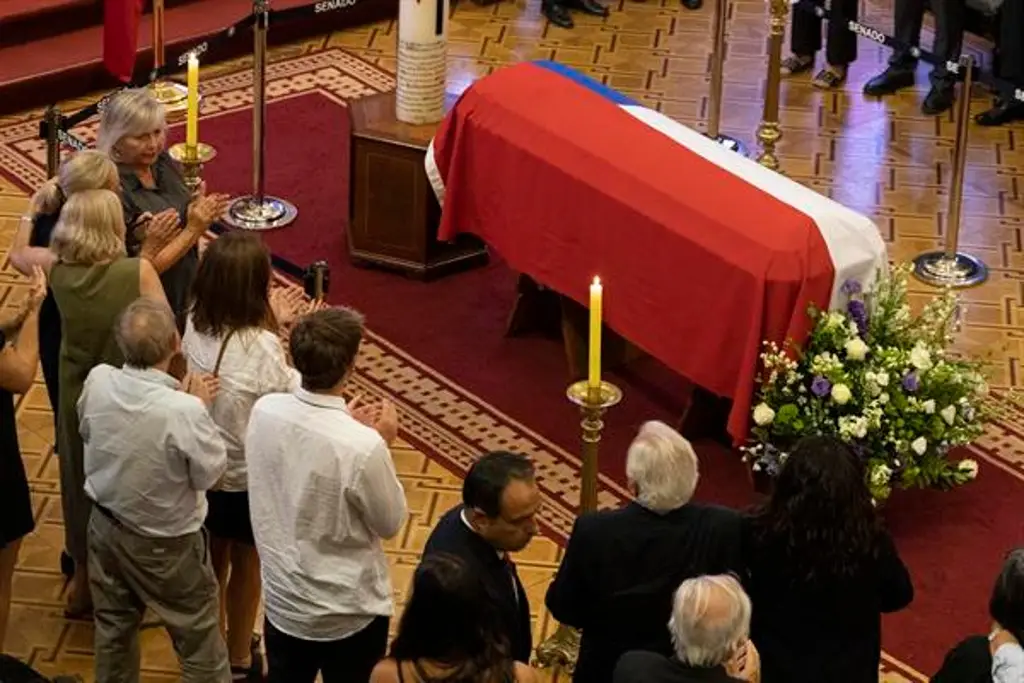 Imagen Cuerpo de expresidente de Chile llega al Congreso para ser velado 
