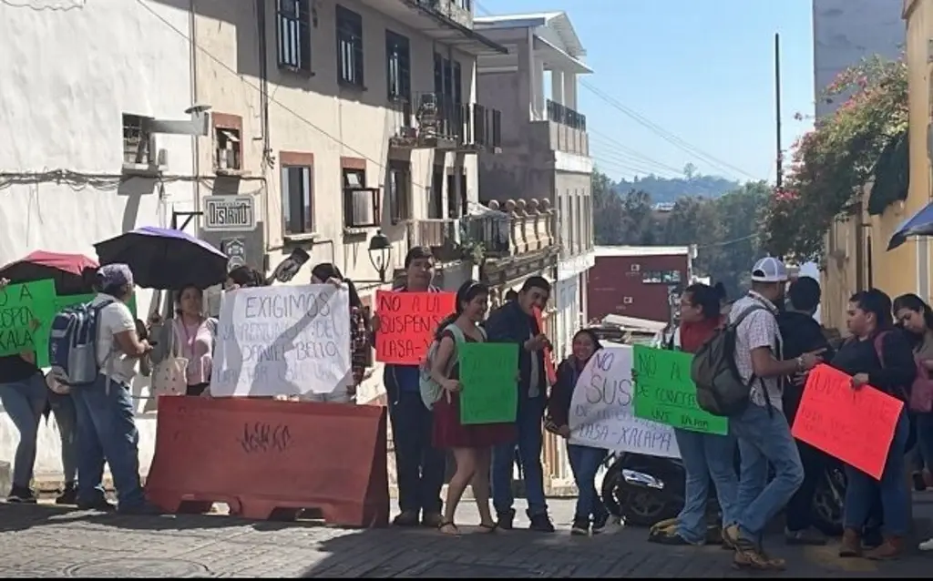 Imagen Estudiantes piden destitución de director de escuela en Xalapa; esta es la razón 