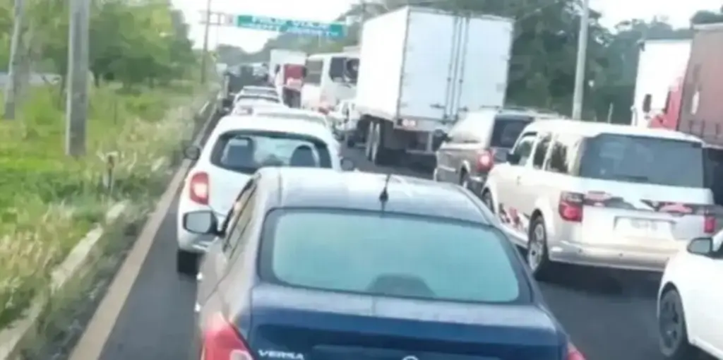 Imagen ¡Precaución! Reportan fila de hasta 11 kilómetros en autopista de Veracruz