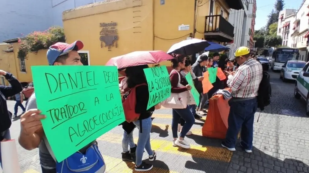 Imagen Estudiantes de UVI bloquean centro de Xalapa, exigen continúe la Licenciatura de Agroecología