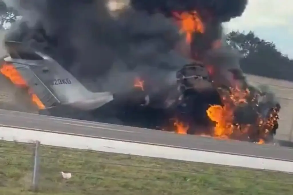 Imagen Mueren dos personas tras estrellarse avioneta en autopista (+Video)