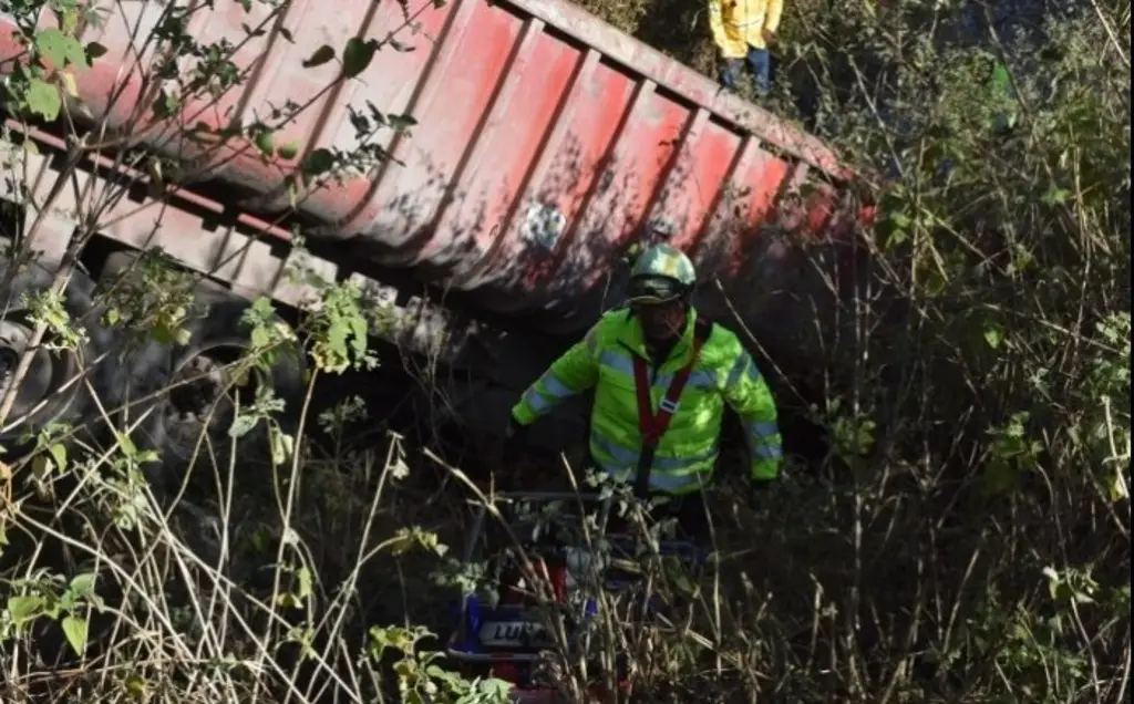 Imagen Tráiler con grava para Tren Maya cae a barranco en Maltrata, Veracruz; hay un muerto