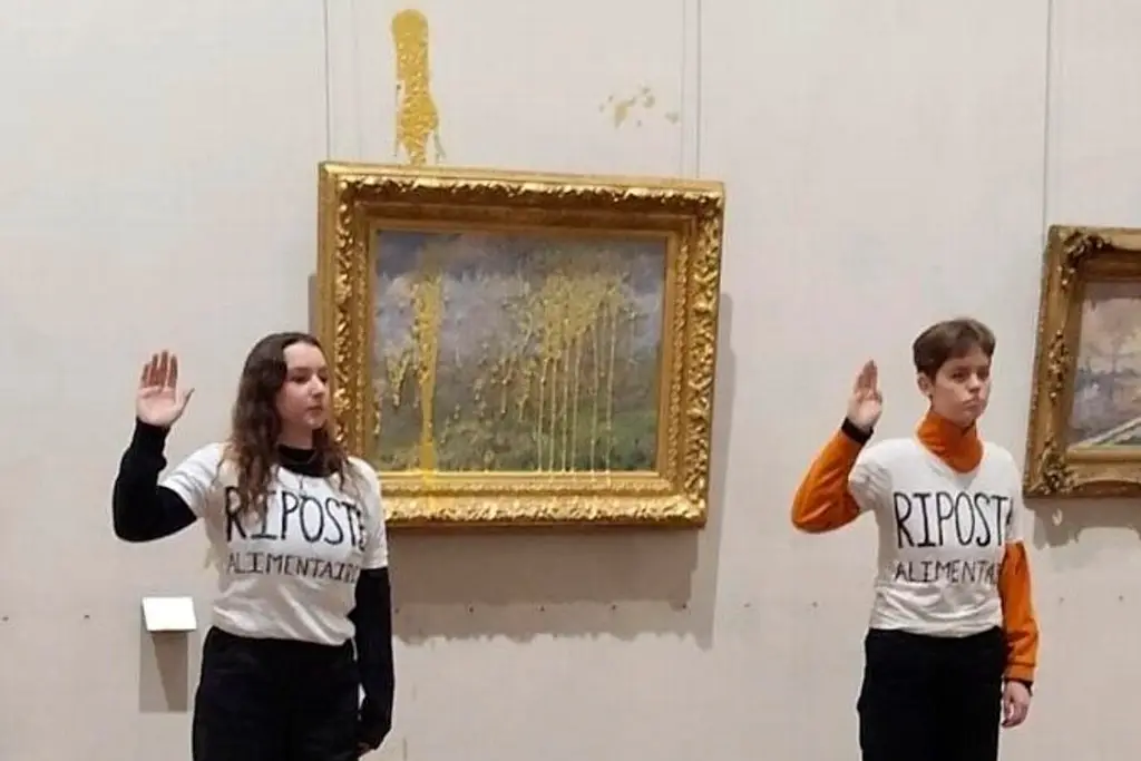 Imagen Activistas lanzan sopa a un cuadro de Monet en museo francés (+Video) 