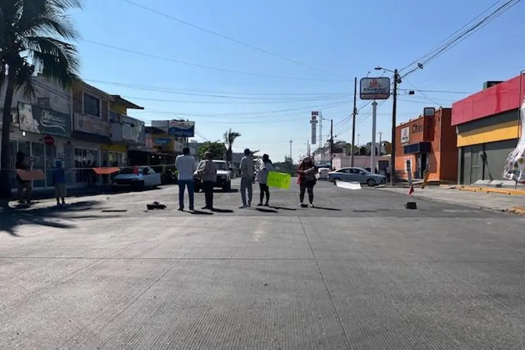 Imagen Bloquean Dos Bahías de Veracruz tras muerte de mujer atropellada