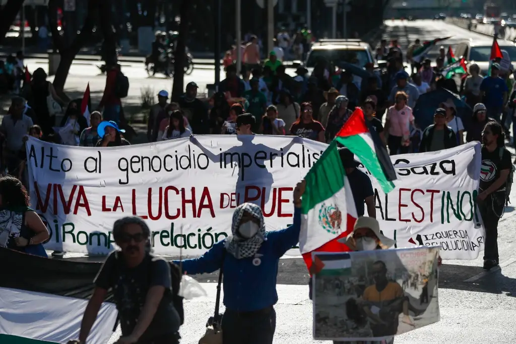 Imagen Activistas marchan en favor de Palestina frente a la Embajada de EU en México