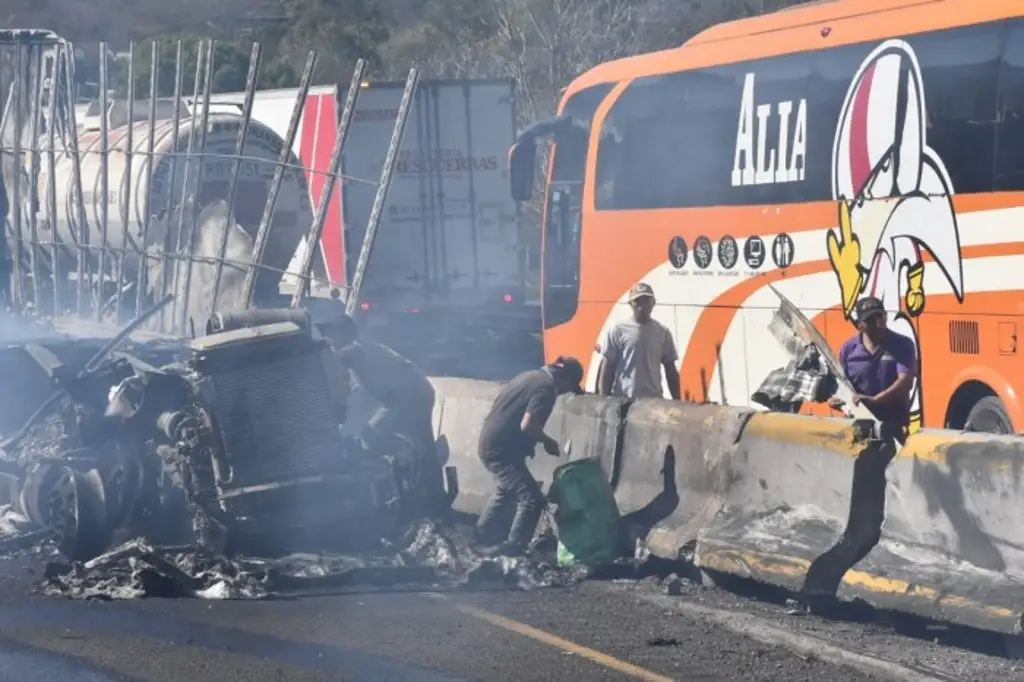 Imagen Chocan y se incendian dos tráileres en autopista de Veracruz, rapiñeros vacían carga