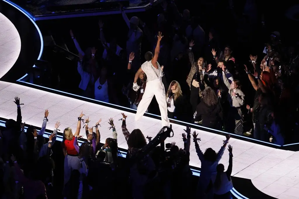 Imagen Usher homenajeó a Michael Jackson durante su espectáculo en el Super Bowl