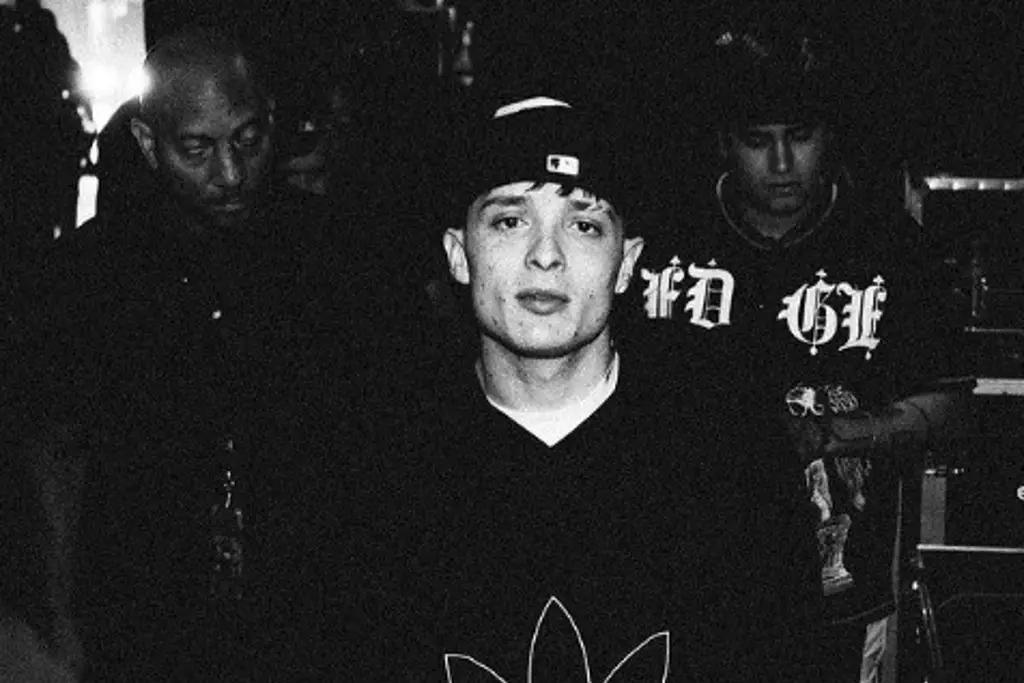 Imagen Captan a Peso Pluma de la mano con otra mujer (+video)