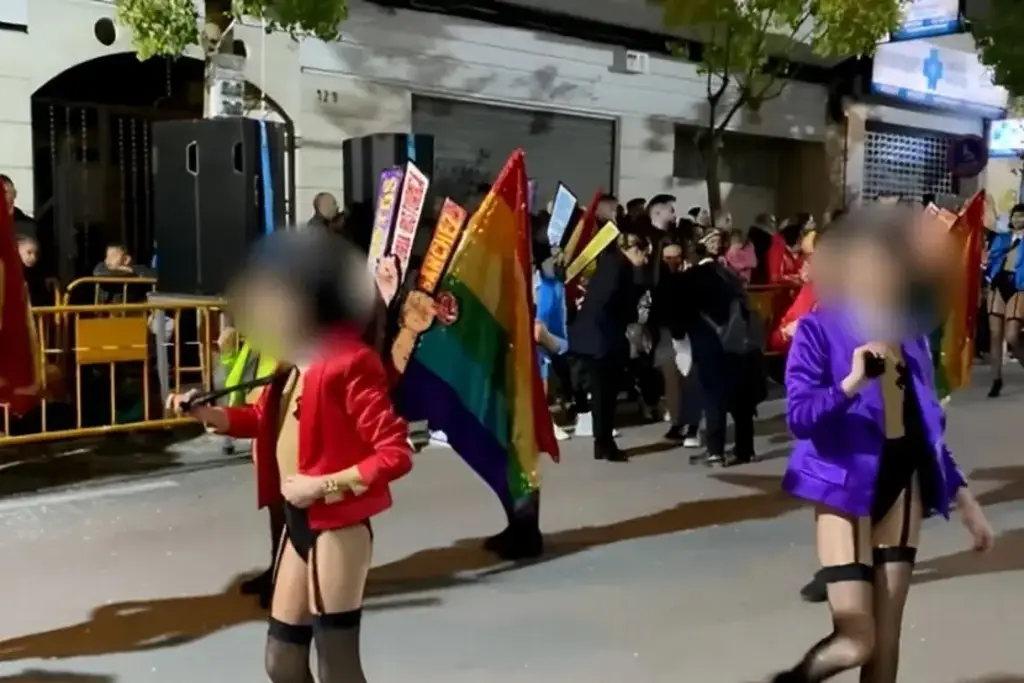 Imagen Menores desfilan en lencería en carnaval; generan críticas (+video)