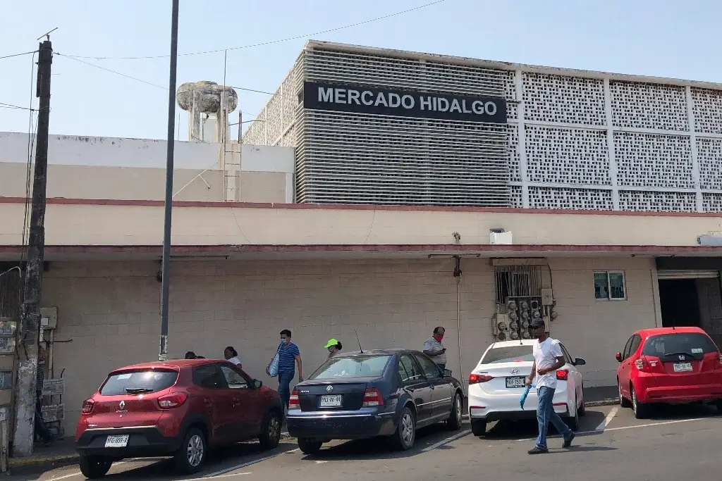 Imagen Revisan instalaciones del Mercado Hidalgo de Veracruz, tras incendio de local