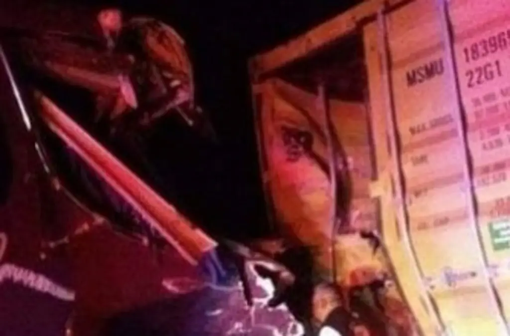 Autobús de pasajeros choca contra tráiler en carretera de Veracruz ...