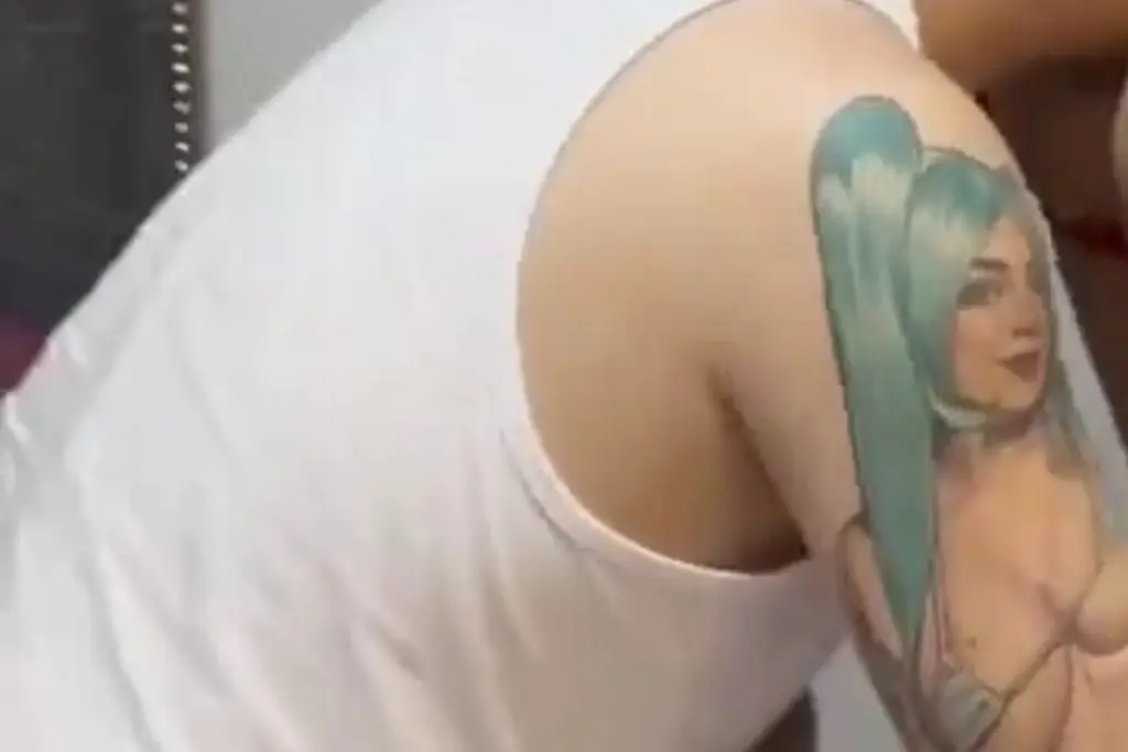 Imagen Filtran video íntimo de Karely Ruiz con fan que se tatuó su rostro ¿es real o falso?