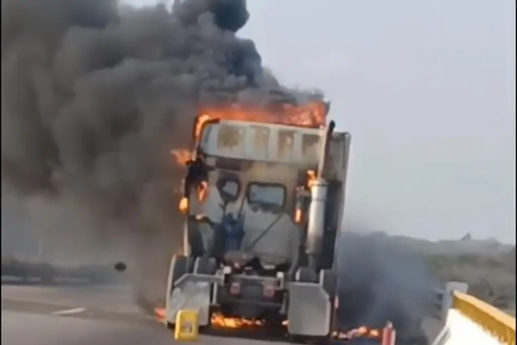 Imagen Se quema tráiler en kilómetro 13.5, en Veracruz