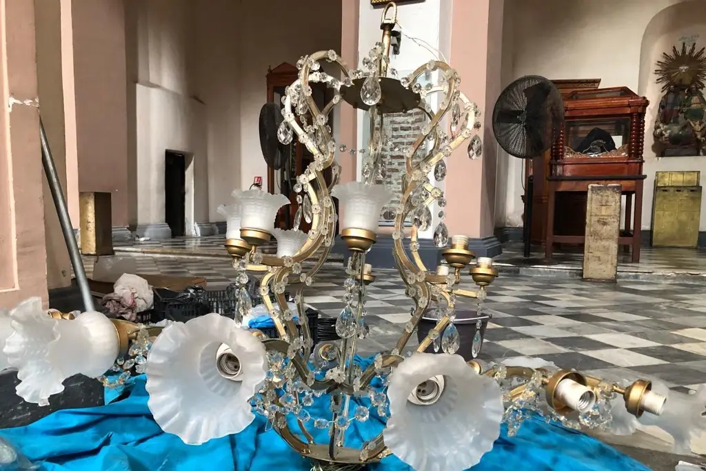 Imagen Rehabilitan candelabros de la catedral de Veracruz