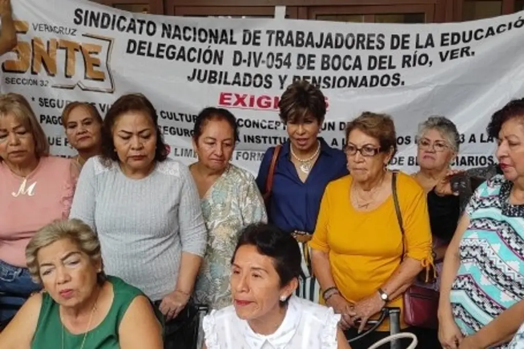Imagen Exigen jubilados y pensionados de la Sección 32 del SNTE el pago del seguro institucional a la SEV