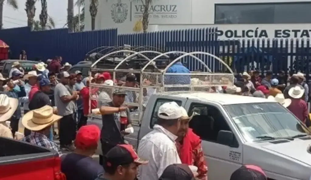 Imagen Campesinos toman Mando Único de policía en Córdoba, Veracruz; fue por esta razón 