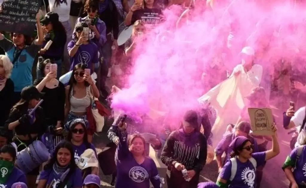 Imagen '¡Nos queremos vivas!': Miles de mujeres abarrotan calles de Xalapa, Veracruz 