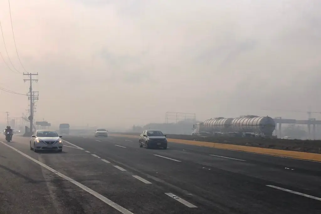 Imagen Incendio afecta visibilidad en carretera Veracruz-Cardel; apesta a hule quemado, aseguran habitantes