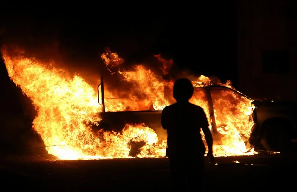 Imagen Presuntos normalistas roban y queman camionetas de la Guardia Nacional en Guerrero