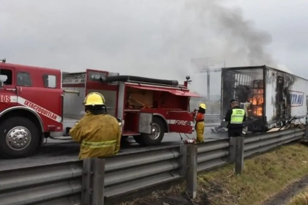 Imagen Se incendia camión de mudanzas en autopista de Veracruz