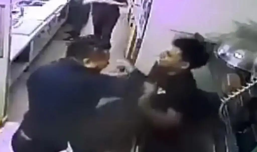 Imagen Asesinan a hombre que agredió a empleado de restaurante de comida rápida 
