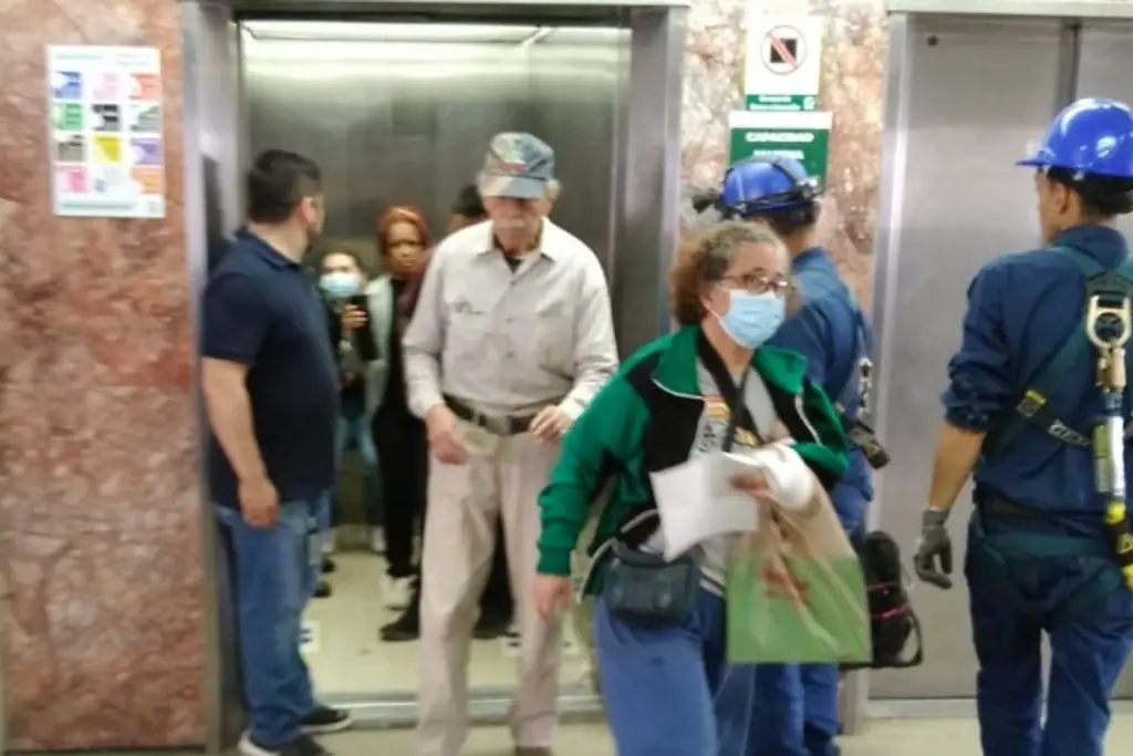 Imagen Quedan atrapadas 6 personas en elevador de clínica del IMSS
