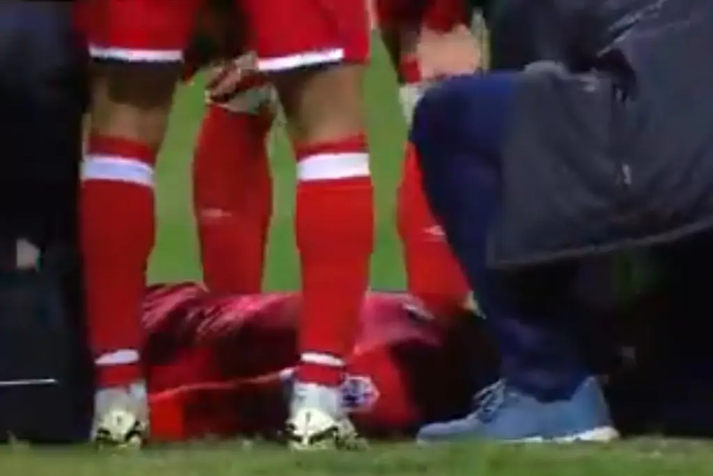 Imagen Futbolista sufre paro cardiaco en pleno partido (+video)