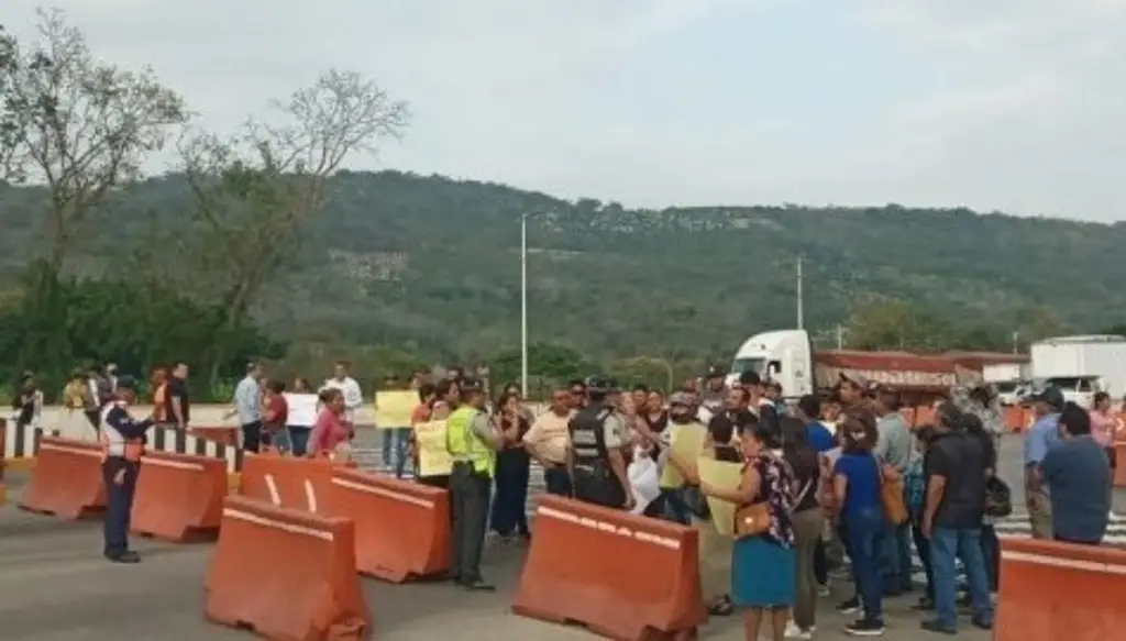 Imagen Toman caseta de Cuitláhuac; exigen liberación de detenido y alto a presuntos abusos de elementos de SSP