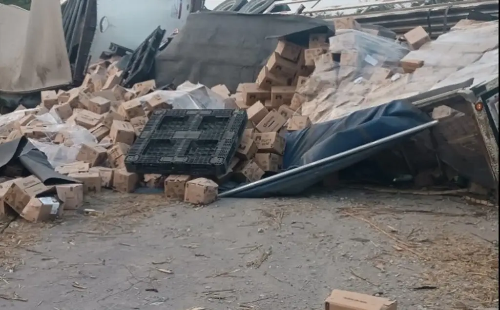 Imagen Vuelca tráiler cargado con cerveza en carretera de Veracruz; pobladores se llevan carga