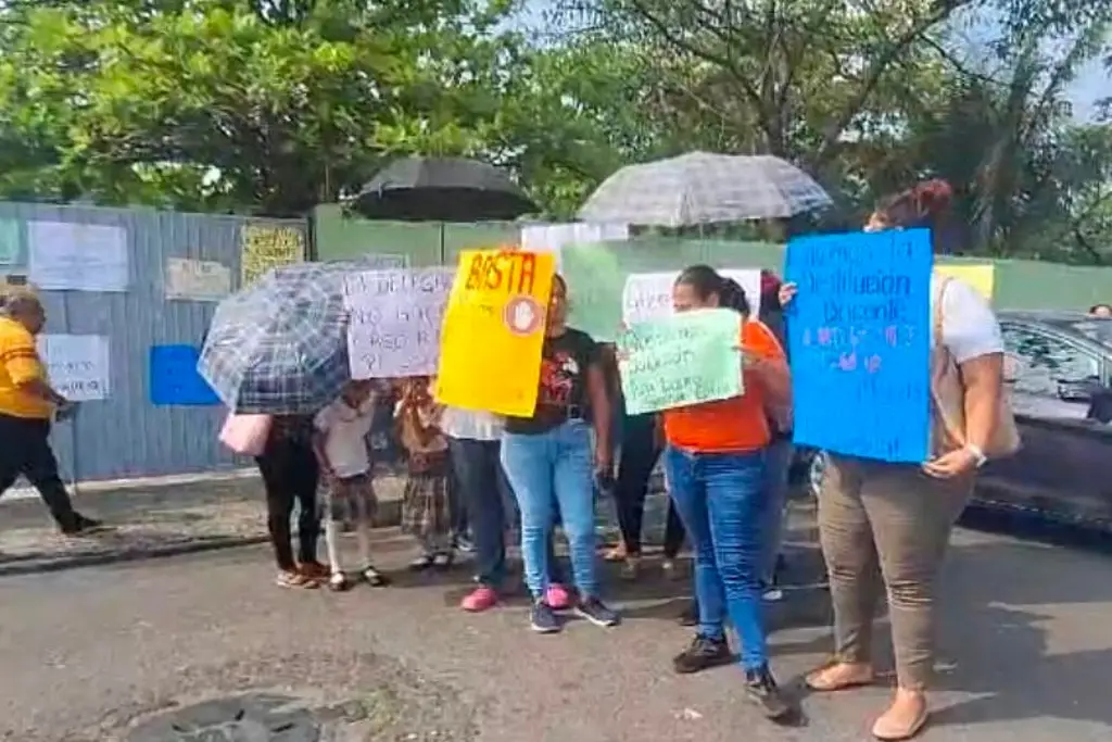 Imagen Queremos fuera a maestra por regañona y faltista: Mamás de escuela en la Carranza de Boca del Río 