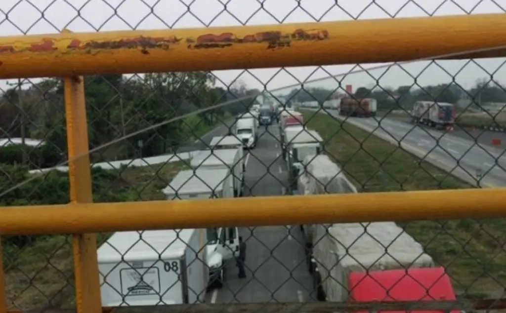Imagen Bloqueos en carreteras de Veracruz dejan un muerto y 3 asaltos a particulares 
