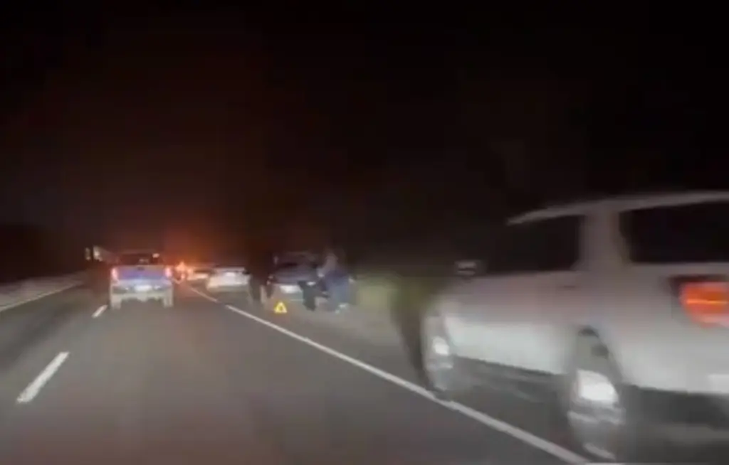 Imagen Por baches, automovilistas se detienen a un costado de autopista Xalapa-Veracruz