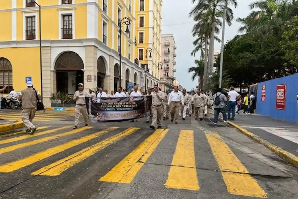 Imagen Con desfile y acto cívico celebran 86 aniversario de Expropiación Petrolera en Veracruz