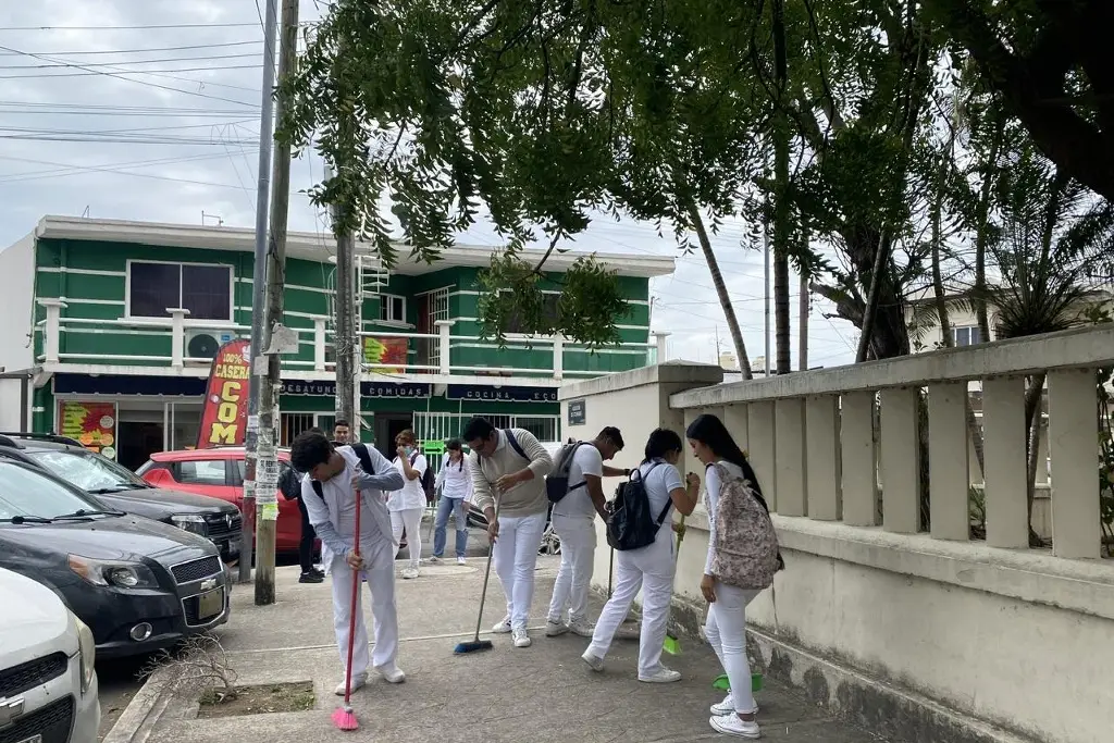 Imagen Alumnos de la UV realizan limpieza de calles, buscan concientizar con canciones (+Video)