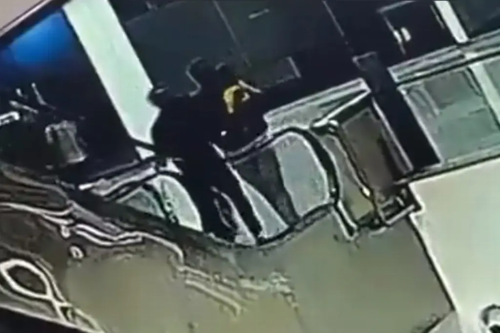 Imagen Bebé cae de brazos de su padre desde escaleras de centro comercial y muere