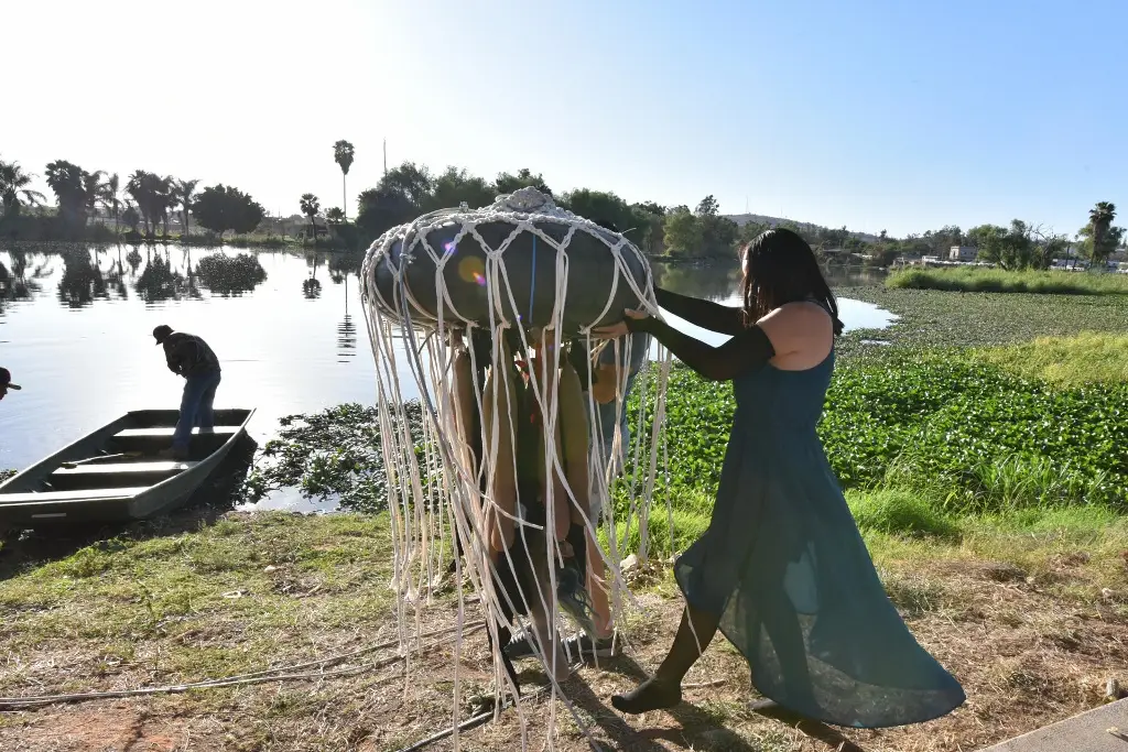 Imagen Ambientalistas limpian con 'medusa' de cabello el río más contaminado de México