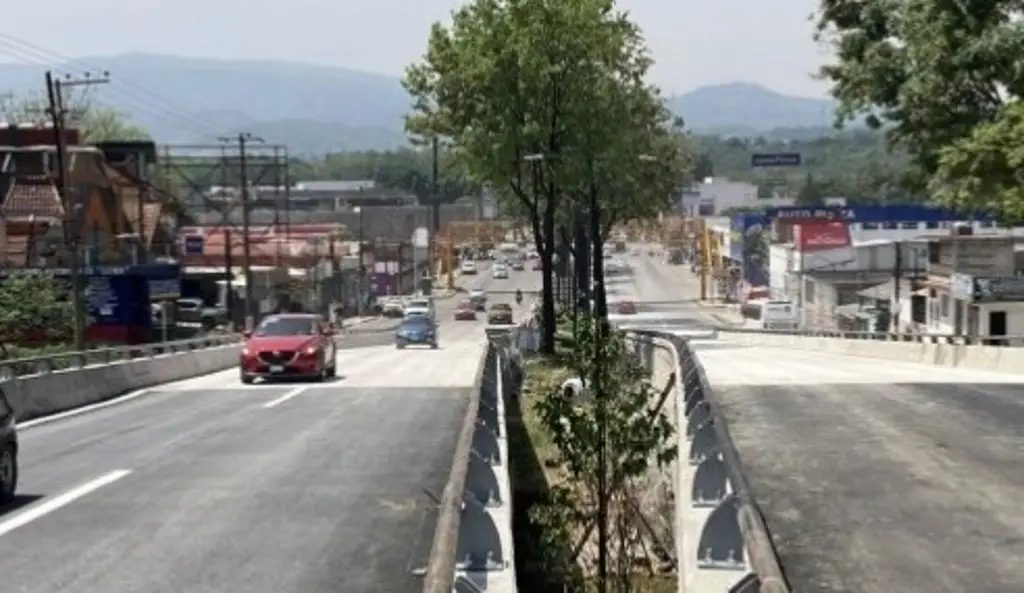 Imagen Abren a la circulación segundo puente a desnivel de Lázaro Cárdenas, en Xalapa 