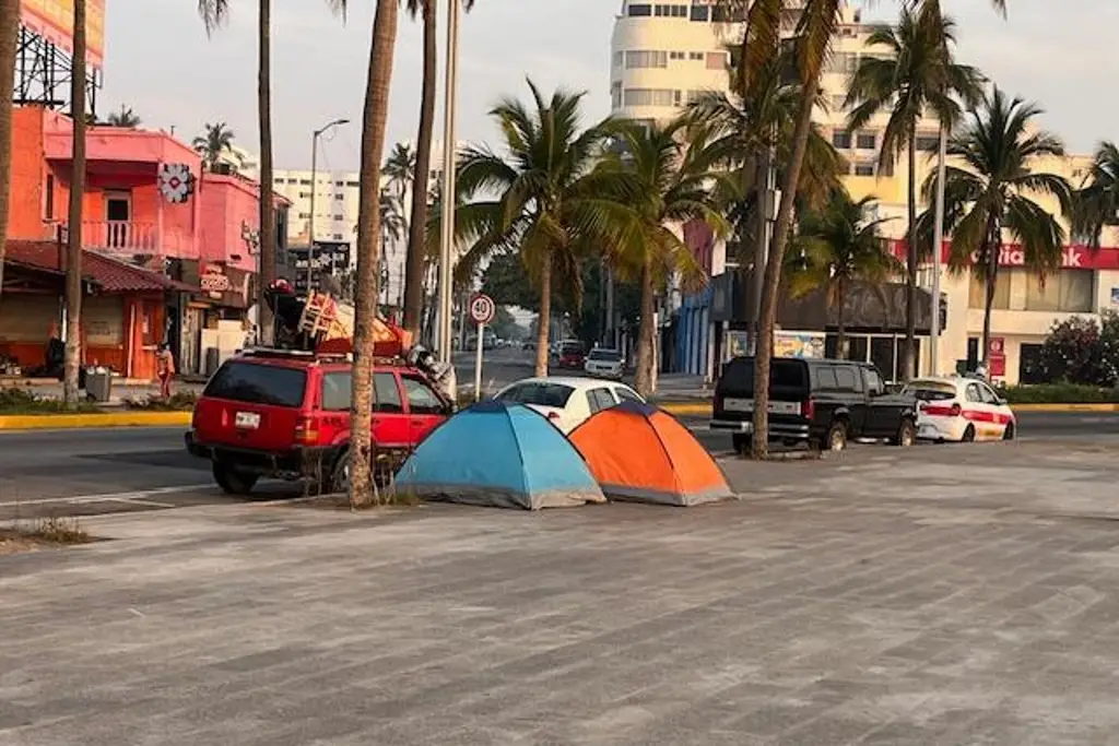Imagen Llegan a playas de Veracruz con todo y tiendas de campaña