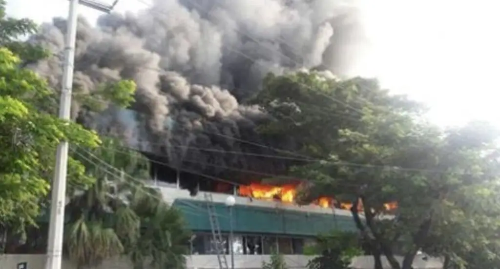Imagen Presuntos normalistas incendian edificio de la Secretaría de Educación en Chiapas 