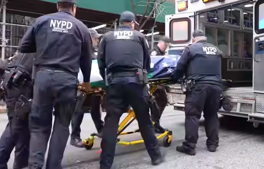 Imagen Trump va a velatorio de policía asesinado en Nueva York y critica criminalidad en la ciudad
